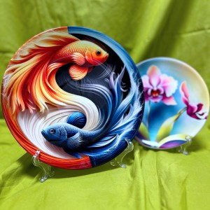 A picture depicting two sizes of ceramic plates that are used for decoration